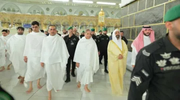 خلال تأديتهما العمرة، رئيس وزراء باكستان وقائد الجيش يعلنان دعمهم للحق في فلسطين وكشمير.