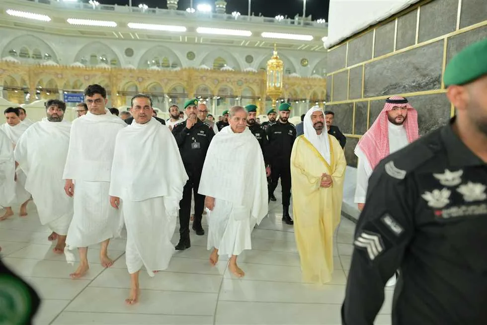 خلال تأديتهما العمرة، رئيس وزراء باكستان وقائد الجيش يعلنان دعمهم للحق في فلسطين وكشمير. خلال تأديتهما العمرة، رئيس وزراء باكستان وقائد الجيش يعلنان دعمهم للحق في فلسطين وكشمير.