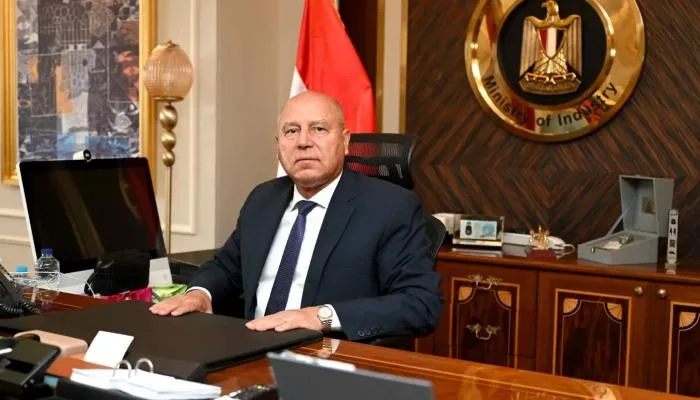 خلال عرض مباشر.. وزير النقل المصري يطيح بإدارة رفيعة بسبب عطلة.