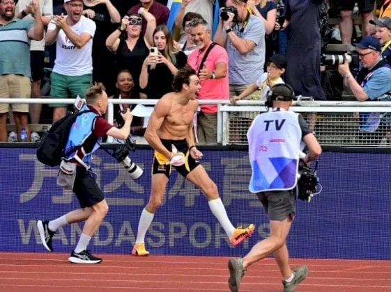 دوبلانتيس يحقق إنجازًا قياسيًا جديدًا في القفز بالزانة بارتفاع 6.28 مترًا دوبلانتيس يحقق إنجازًا قياسيًا جديدًا في القفز بالزانة بارتفاع 6.28 مترًا