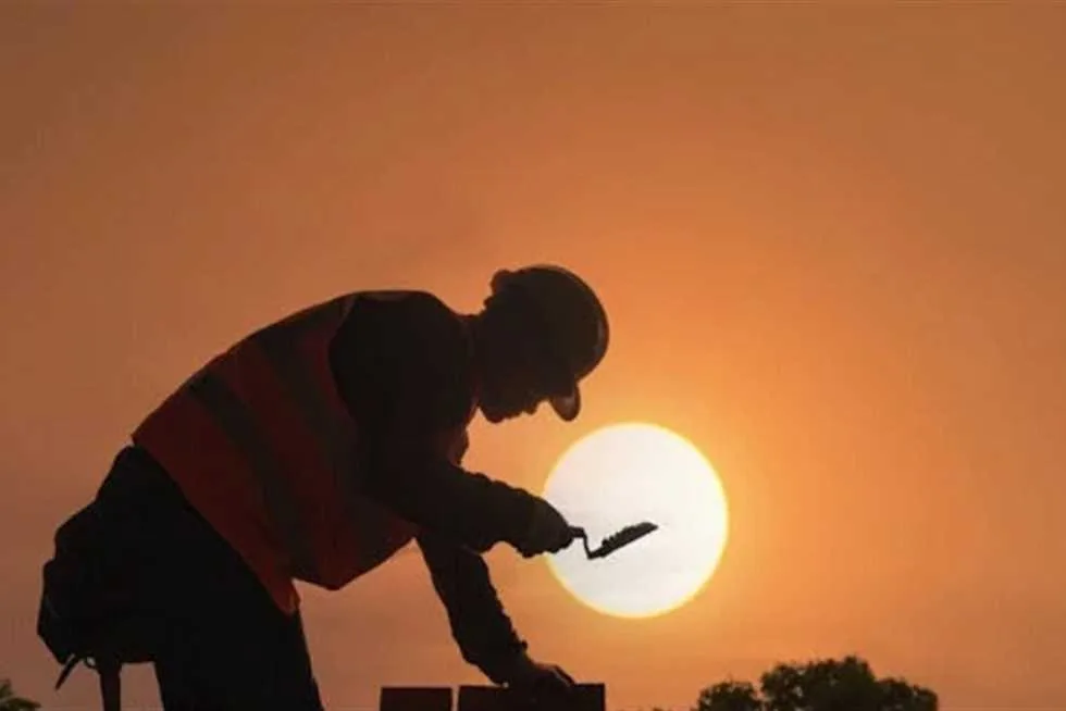 دولة عربية تبدأ تنفيذ قرار منع العمل في ظل أشعة الشمس اعتبارًا من 15 يونيو 2025 دولة عربية تبدأ تنفيذ قرار منع العمل في ظل أشعة الشمس اعتبارًا من 15 يونيو 2025