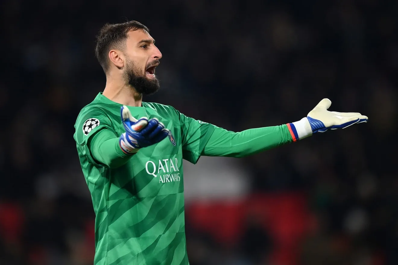 دوناروما يتحدث مع زملائه في باريس عن إمكانية الانتقال إلى الدوري الإنجليزي. دوناروما يتحدث مع زملائه في باريس عن إمكانية الانتقال إلى الدوري الإنجليزي.