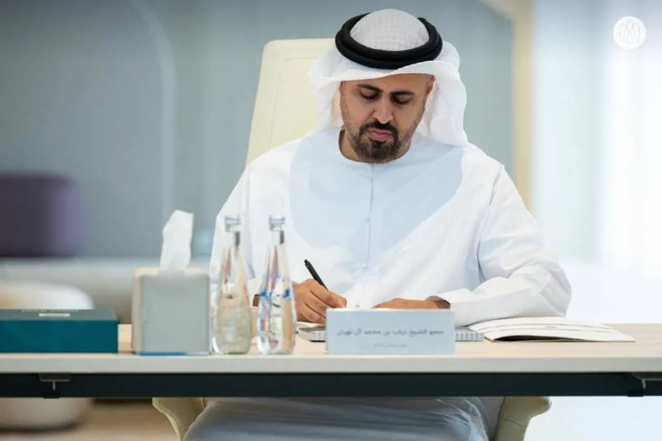 ذياب بن محمد بن زايد يستعرض مشاريع مؤسسة الإمارات ذياب بن محمد بن زايد يستعرض مشاريع مؤسسة الإمارات