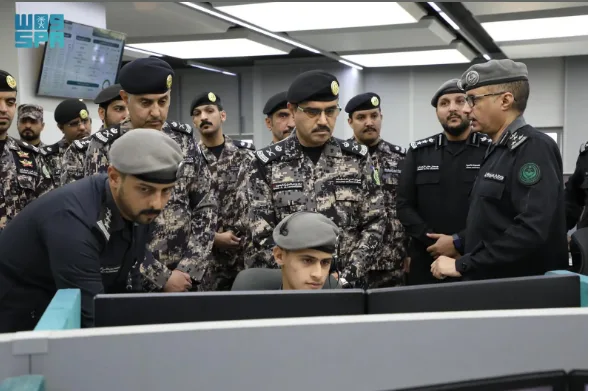 رئيس أمن المنشآت يقوم بزيارة مركز العمليات الأمنية الموحدة 911 في مكة المكرمة رئيس أمن المنشآت يقوم بزيارة مركز العمليات الأمنية الموحدة 911 في مكة المكرمة