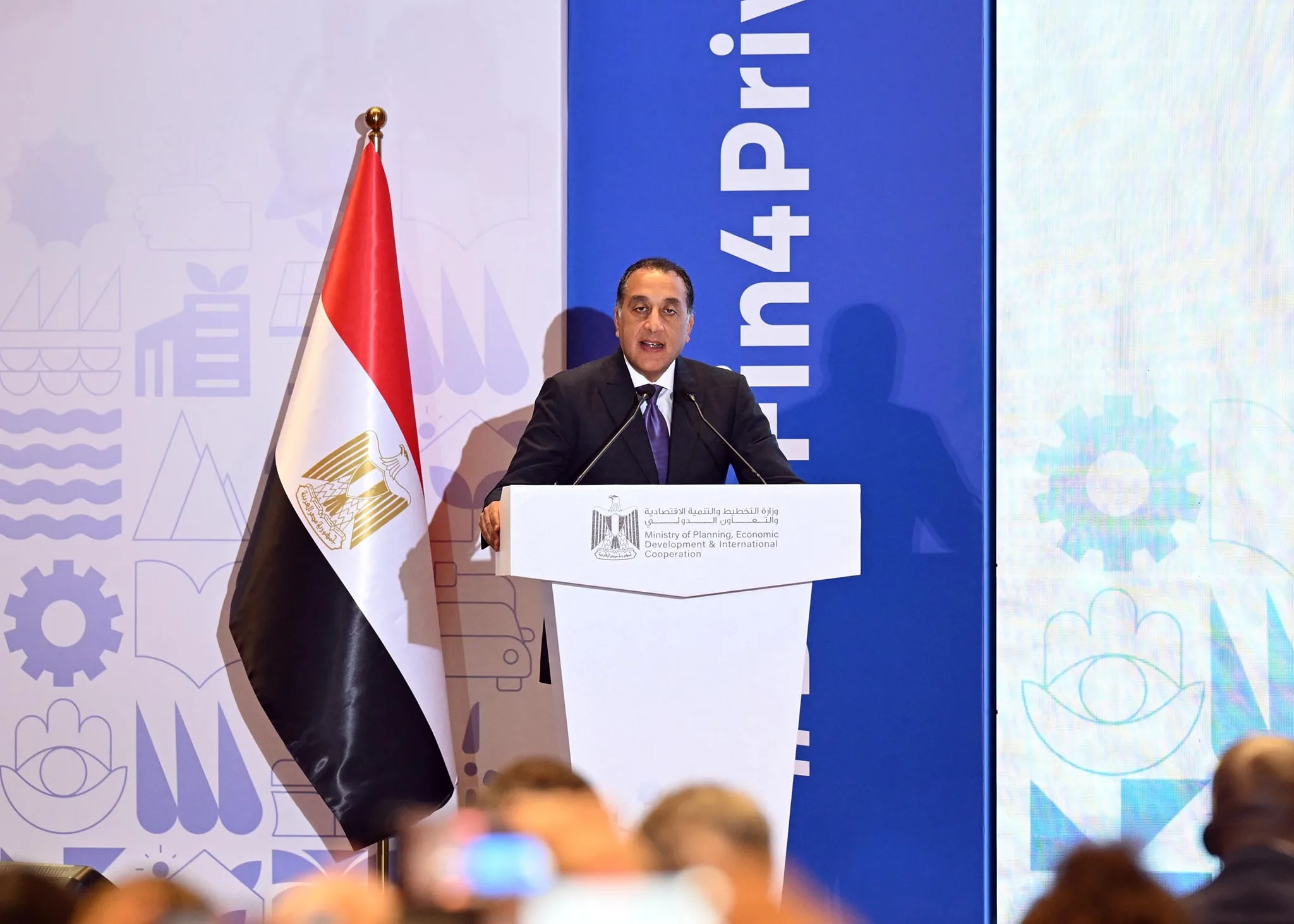 رئيس الحكومة: القطاع الخاص يساهم بحوالي 70% من الناتج القومي الإجمالي رئيس الحكومة: القطاع الخاص يساهم بحوالي 70% من الناتج القومي الإجمالي