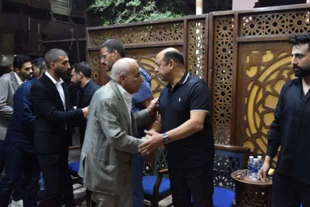 رئيس الزمالك يعزي في وفاة والد محمد طارق (صور) رئيس الزمالك يعزي في وفاة والد محمد طارق (صور)