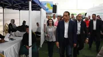 رئيس الوزراء: prioritizing the launch of all “Decent Life” projects… Service, medical, and training convoys to support citizens.
