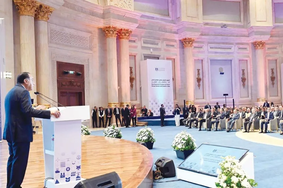 رئيس الوزراء: القطاع الخاص أظهر في السنوات الأخيرة قدرته على خلق أكثر من 80٪ من فرص العمل ويمثل حالياً حوالي 70٪ من الناتج المحلي الإجمالي. رئيس الوزراء: القطاع الخاص أظهر في السنوات الأخيرة قدرته على خلق أكثر من 80٪ من فرص العمل ويمثل حالياً حوالي 70٪ من الناتج المحلي الإجمالي.