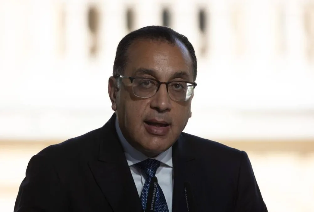 رئيس الوزراء المصري يطلب وضع خطة لطرح مشاريع حكومية في مجالي النفط والقطاع العام رئيس الوزراء المصري يطلب وضع خطة لطرح مشاريع حكومية في مجالي النفط والقطاع العام
