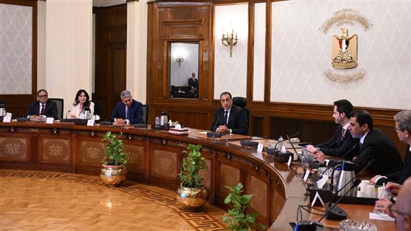 رئيس الوزراء يجتمع مع الرئيس الإقليمي لمجموعة فنادق “حياة” العالمية ورئيس شركة “أدد العقارية”