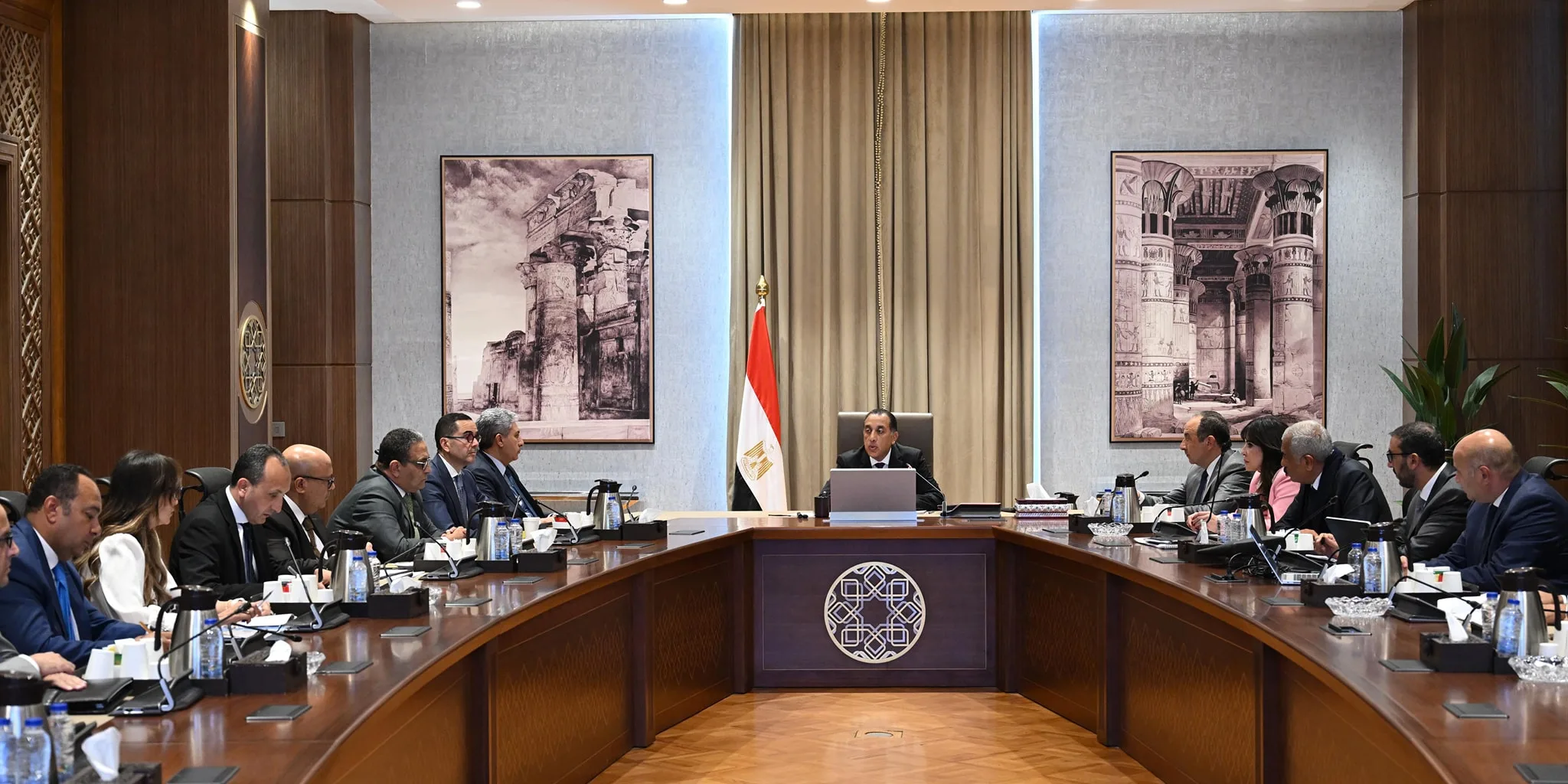 رئيس الوزراء يراقب جهود تحديث 7 فنادق تاريخية في إطار برنامج العروض الحكومية. رئيس الوزراء يراقب جهود تحديث 7 فنادق تاريخية في إطار برنامج العروض الحكومية.