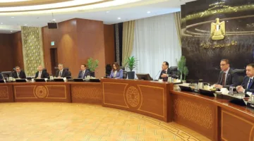 رئيس الوزراء يستعرض استراتيجيات وتدابير توسيع مشاريع تحلية مياه البحر وتطوير الصناعة المرتبطة بها.