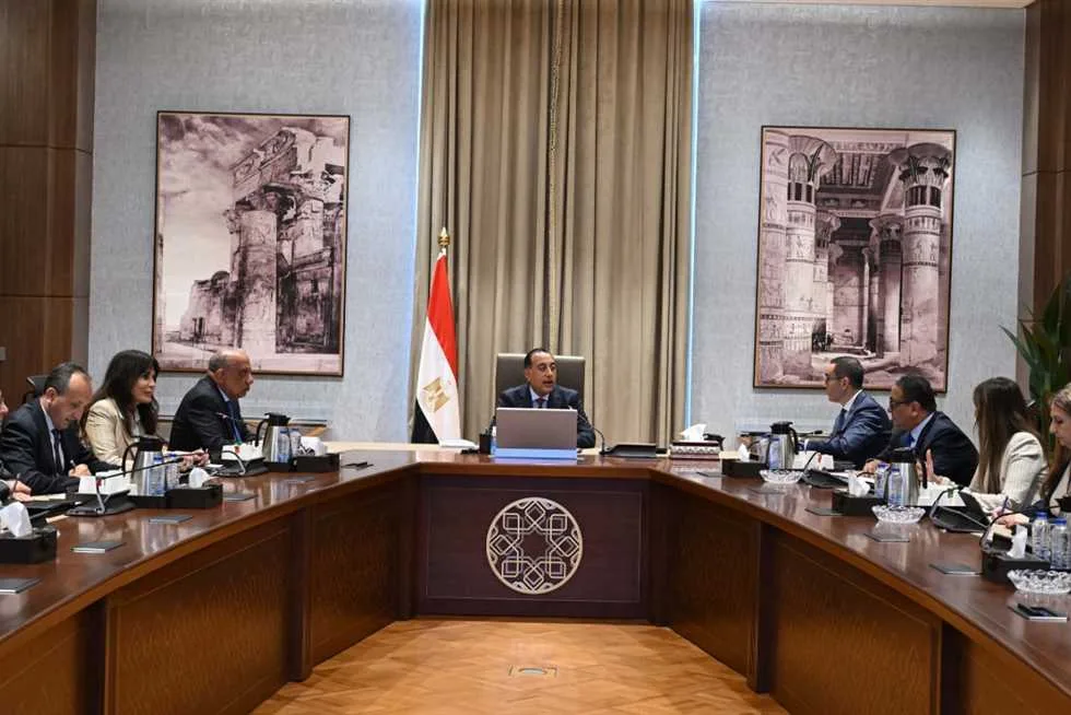 رئيس الوزراء يستعرض فرص الاستثمار في قطاع الكهرباء والطاقة خلال العقد المقبل. رئيس الوزراء يستعرض فرص الاستثمار في قطاع الكهرباء والطاقة خلال العقد المقبل.