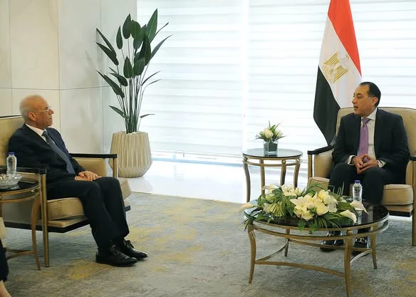 رئيس الوزراء يعلن تأييد مصر لجهود إعادة بناء العراق وتعزيز الشراكة بين البلدين. رئيس الوزراء يعلن تأييد مصر لجهود إعادة بناء العراق وتعزيز الشراكة بين البلدين.