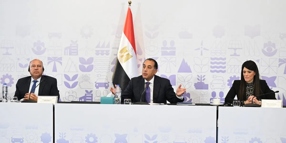 رئيس الوزراء يقود طاولة مستديرة رفيعة للنقاش حول الإصلاحات الهيكلية لدعم القطاع الخاص رئيس الوزراء يقود طاولة مستديرة رفيعة للنقاش حول الإصلاحات الهيكلية لدعم القطاع الخاص