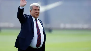 رئيس برشلونة يحتفل برقصه أمام تمثال كبير (فيديو)