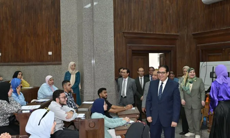 رئيس جامعة القاهرة يتابع سير الامتحانات في كليات الاقتصاد والآداب والإعلام رئيس جامعة القاهرة يتابع سير الامتحانات في كليات الاقتصاد والآداب والإعلام
