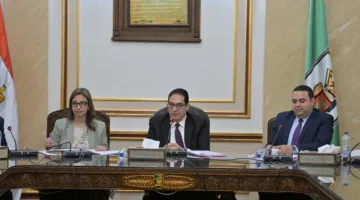 رئيس جامعة القاهرة يقود اجتماع لجنة تطوير الهوية البصرية للحرم الجامعي