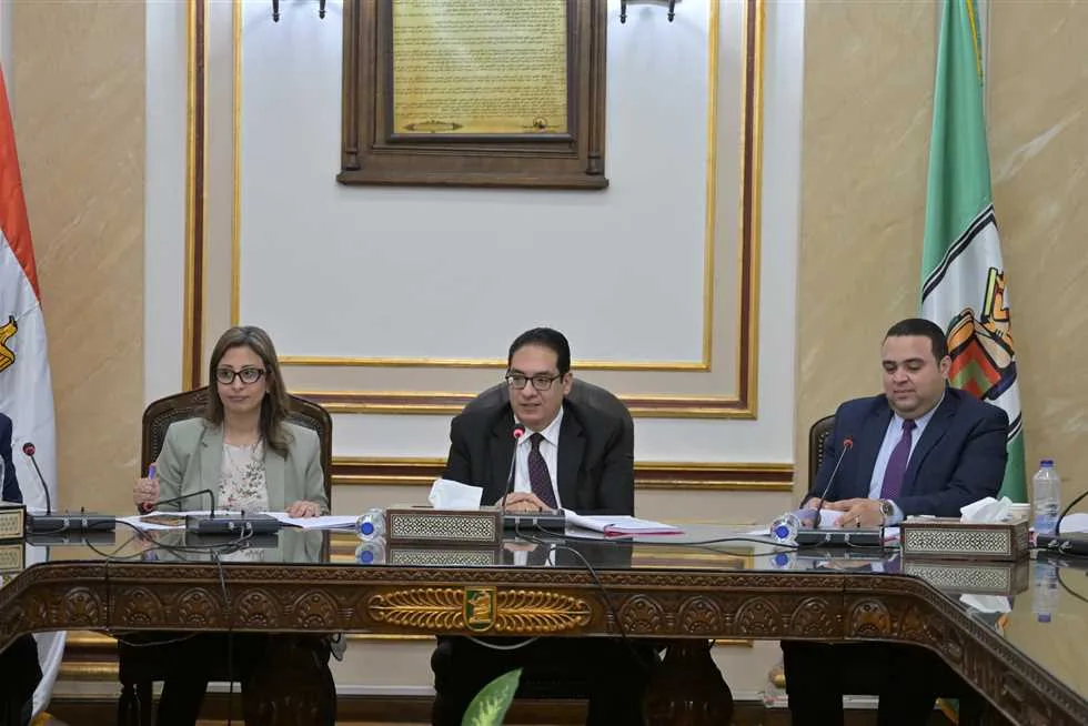 رئيس جامعة القاهرة يقود اجتماع لجنة تطوير الهوية البصرية للحرم الجامعي رئيس جامعة القاهرة يقود اجتماع لجنة تطوير الهوية البصرية للحرم الجامعي