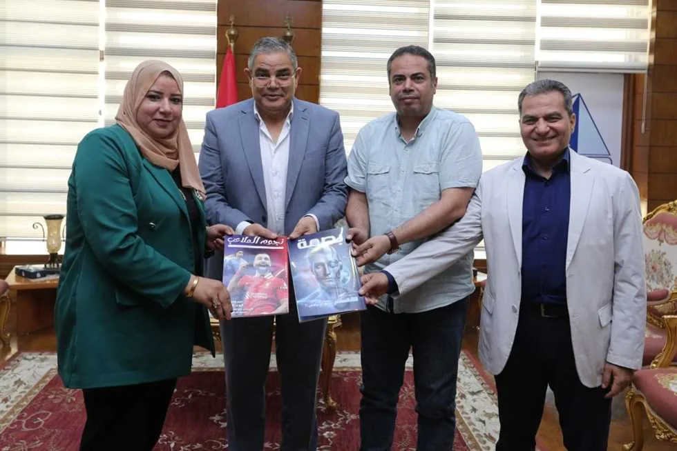 رئيس جامعة كفر الشيخ يستلم نسخًا من المشاريع التدريبية لقسم الصحافة في كلية الإعلام رئيس جامعة كفر الشيخ يستلم نسخًا من المشاريع التدريبية لقسم الصحافة في كلية الإعلام