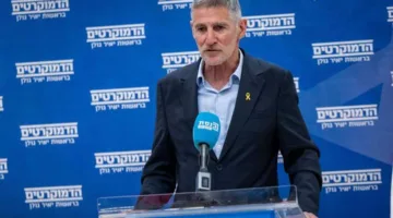رئيس حزب الديمقراطيين الإسرائيلي: نتنياهو يضحي بأمان إسرائيل من أجل تمديد حكمه ليوم واحد إضافي.