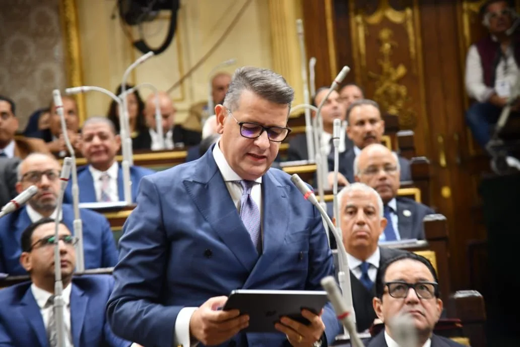 رئيس لجنة حقوق الإنسان في البرلمان ينبه من احتمال حدوث أزمة في الوقود بسبب التهديدات بإغلاق مضيق هرمز. رئيس لجنة حقوق الإنسان في البرلمان ينبه من احتمال حدوث أزمة في الوقود بسبب التهديدات بإغلاق مضيق هرمز.