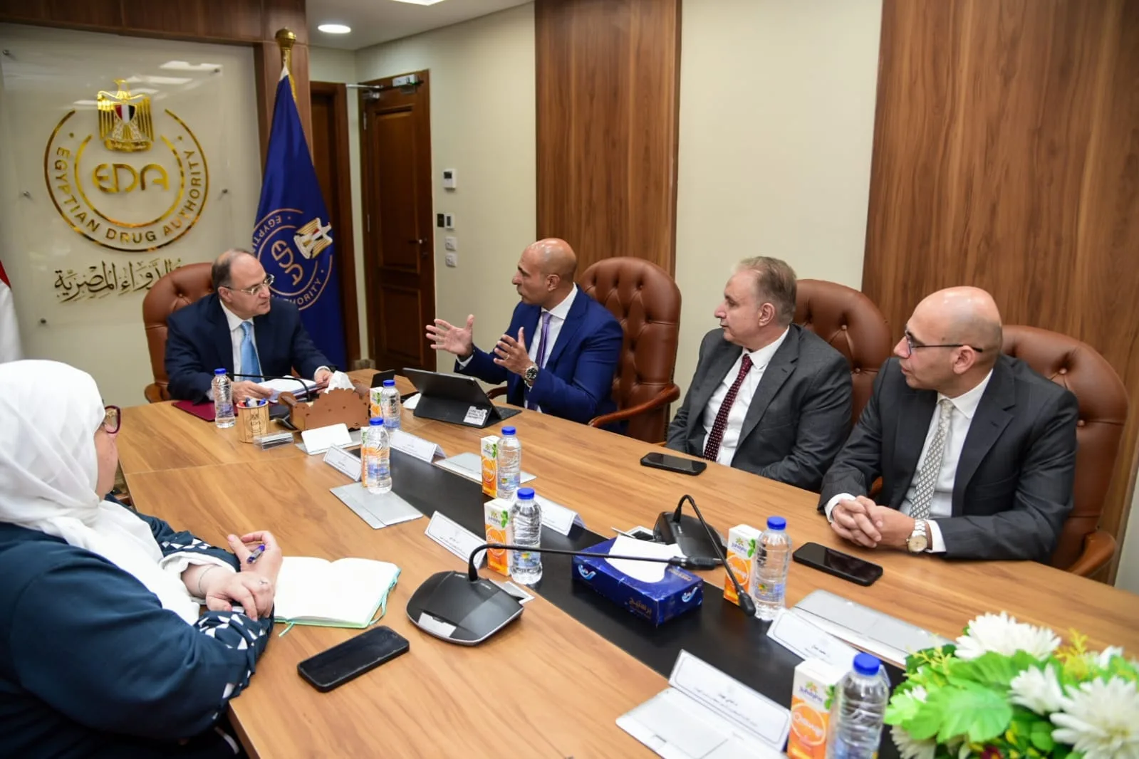 رئيس هيئة الدواء يناقش مع “أسترازينيكا” توسيع الاستثمارات في صناعة الأدوية. رئيس هيئة الدواء يناقش مع “أسترازينيكا” توسيع الاستثمارات في صناعة الأدوية.