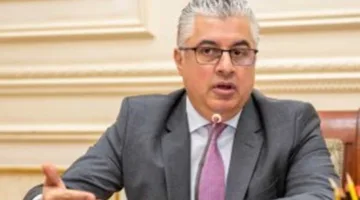 رئيس هيئة قناة السويس الاقتصادية يوقع اتفاقية لإنشاء مصنع حقائب السفر
