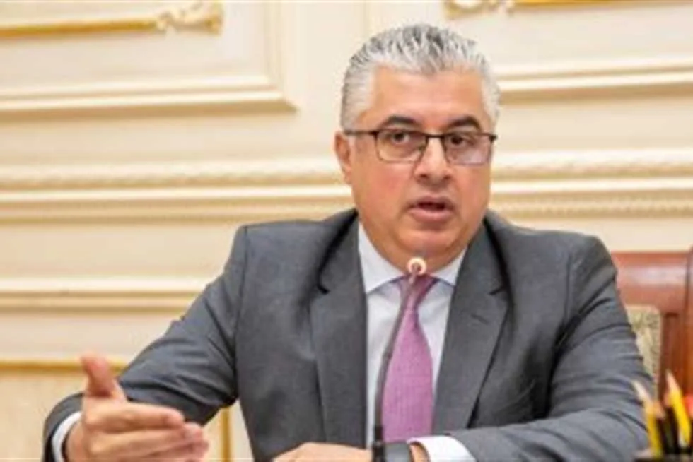 رئيس هيئة قناة السويس الاقتصادية يوقع اتفاقية لإنشاء مصنع حقائب السفر رئيس هيئة قناة السويس الاقتصادية يوقع اتفاقية لإنشاء مصنع حقائب السفر