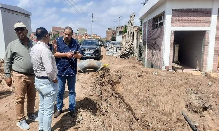 رئيس هيئة مياه دمياط يقوم بجولة تفقدية لمشروعات “حياة كريمة” في قرى مركز كفر سعد