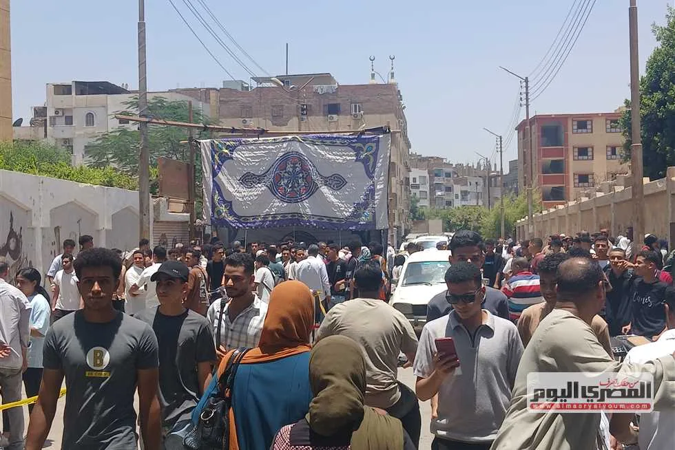 راحة بين طلاب الثانوية العامة في قنا لسهولة امتحاني التربية الوطنية والدينية. راحة بين طلاب الثانوية العامة في قنا لسهولة امتحاني التربية الوطنية والدينية.