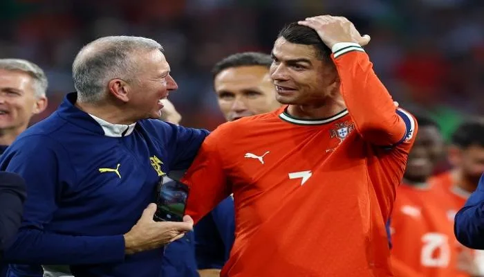 رد فعل غير متوقع.. كريستيانو رونالدو يُحرج مشجعاً (فيديو) رد فعل غير متوقع.. كريستيانو رونالدو يُحرج مشجعاً (فيديو)