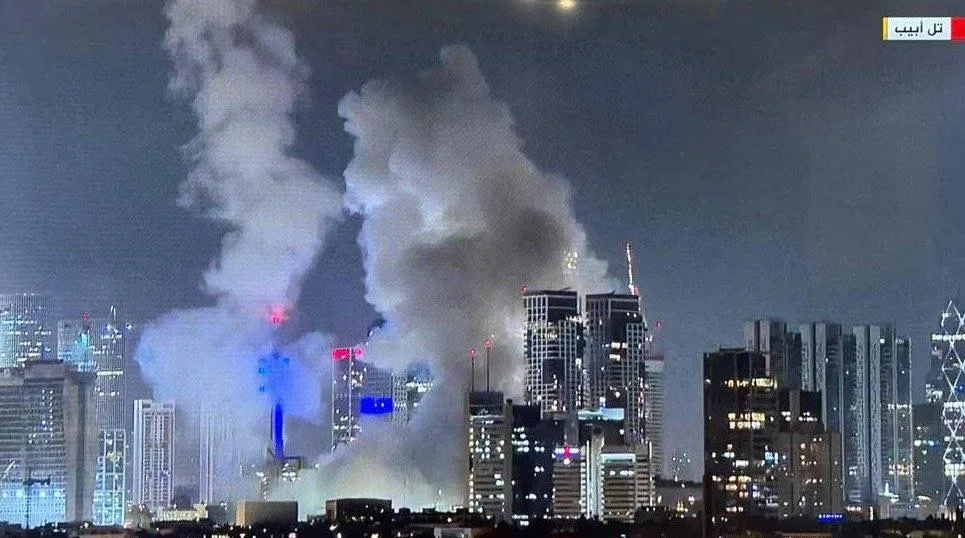رداً على ‘الصقر الصاعد’.. إيران تستهدف إسرائيل بالأسلحة الباليستية وانفجارات تضرب تل أبيب (فيديو)