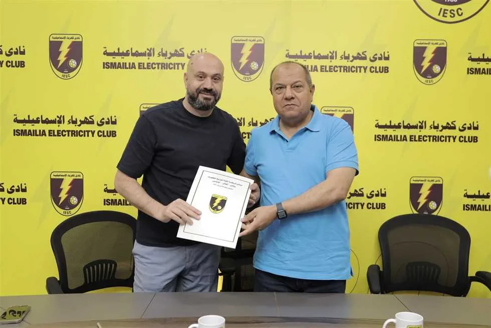 رضا شحاتة يتولى منصب المدير الفني لفريق كهرباء الإسماعيلية في الدوري الممتاز رضا شحاتة يتولى منصب المدير الفني لفريق كهرباء الإسماعيلية في الدوري الممتاز