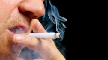 رعشة اليدين أثناء التدخين: هل تعرف السبب وراء هذه الظاهرة؟