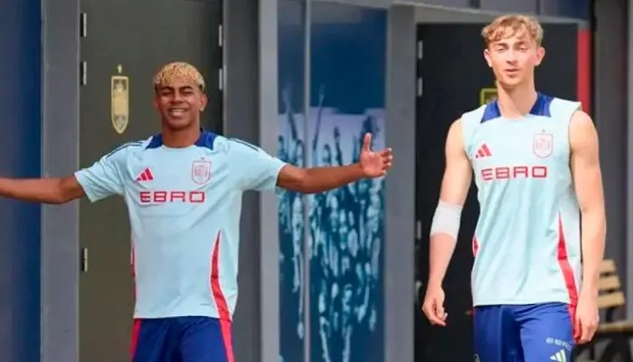 رقصة يامال وهيئة هويسن تجمع برشلونة وريال مدريد (فيديو) رقصة يامال وهيئة هويسن تجمع برشلونة وريال مدريد (فيديو)