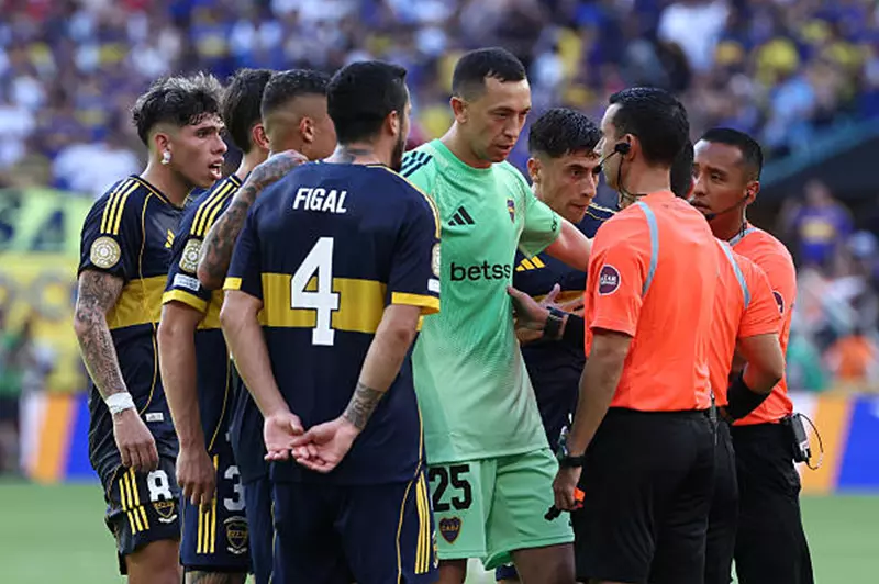 رقم تاريخي.. 3 بطاقات حمراء في مواجهة بنفيكا وبوكا جونيورز في كأس العالم للأندية رقم تاريخي.. 3 بطاقات حمراء في مواجهة بنفيكا وبوكا جونيورز في كأس العالم للأندية