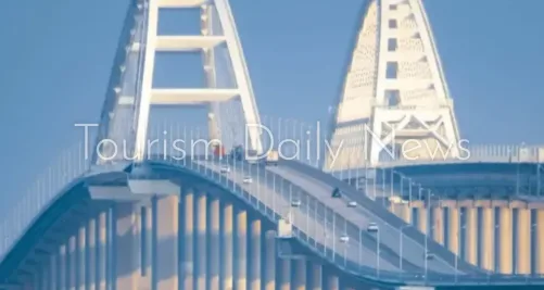 روسيا تعلن عن إعادة فتح حركة المرور على الجسر الذي يربط شبه جزيرة القرم.