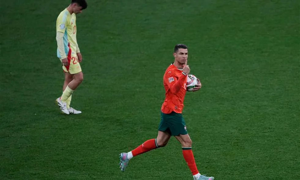 رونالدو: شعرت بألم الإصابة أثناء الإحماء، لكن سأشارك مع المنتخب حتى لو استدعى الأمر أن أضحي بساقي. رونالدو: شعرت بألم الإصابة أثناء الإحماء، لكن سأشارك مع المنتخب حتى لو استدعى الأمر أن أضحي بساقي.