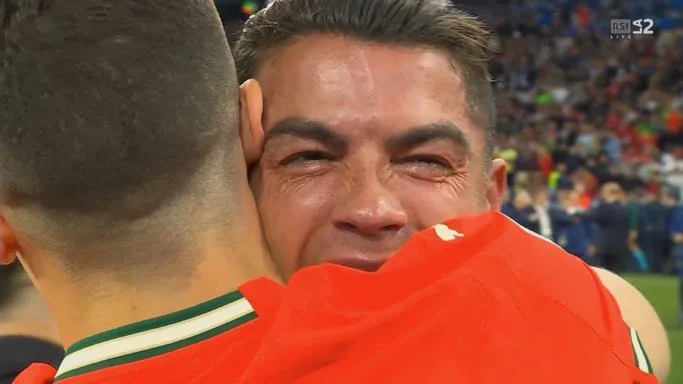 رونالدو يسقط في البكاء من الفرح بعد الفوز بدوري الأمم الأوروبية (فيديو) رونالدو يسقط في البكاء من الفرح بعد الفوز بدوري الأمم الأوروبية (فيديو)
