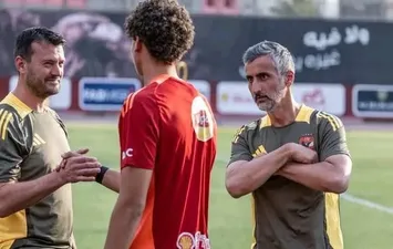 ريبيرو يوضح للاعبي الأهلي التغييرات الجديدة في قوانين كرة القدم ريبيرو يوضح للاعبي الأهلي التغييرات الجديدة في قوانين كرة القدم