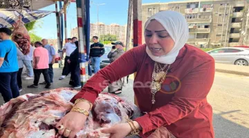 “زوجي أهداني مهارة المهنة”.. أم حمادة، أشهر جزار في بورسعيد، تكشف عن سر تفوقها