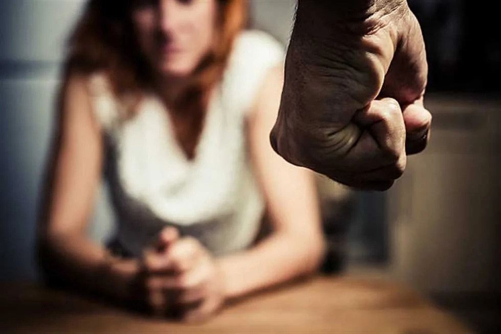 زوجي جعل حياتي جحيماً.. صيدلانية في محكمة الأسرة: “أعمل وهو يأخذ راتبي” (التفاصيل) زوجي جعل حياتي جحيماً.. صيدلانية في محكمة الأسرة: “أعمل وهو يأخذ راتبي” (التفاصيل)