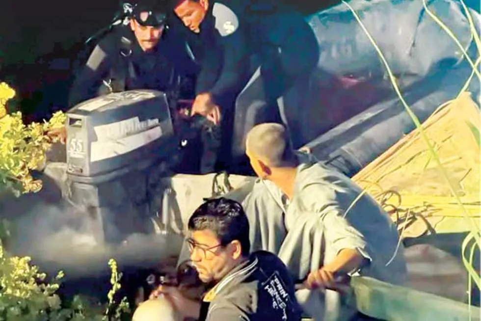 زيادة جهود البحث عن ثلاثة مفقودين في حادث انقلاب تروسيكل على «نيل أسيوط» زيادة جهود البحث عن ثلاثة مفقودين في حادث انقلاب تروسيكل على «نيل أسيوط»