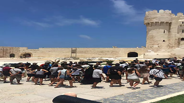 زيادة ملحوظة في الزوار لقلعة قايتباي بالإسكندرية خلال اليوم الرابع من العيد – صور زيادة ملحوظة في الزوار لقلعة قايتباي بالإسكندرية خلال اليوم الرابع من العيد – صور