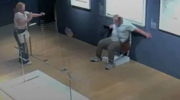 سائح يتسبب في تحطيم كرسي أثناء التقاط صورة سيلفي في المتحف
