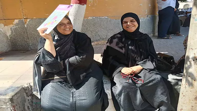 سبحة والدعوات، لحظات أمهات ينتظرن أمام لجان امتحانات الثانوية في الشرقية