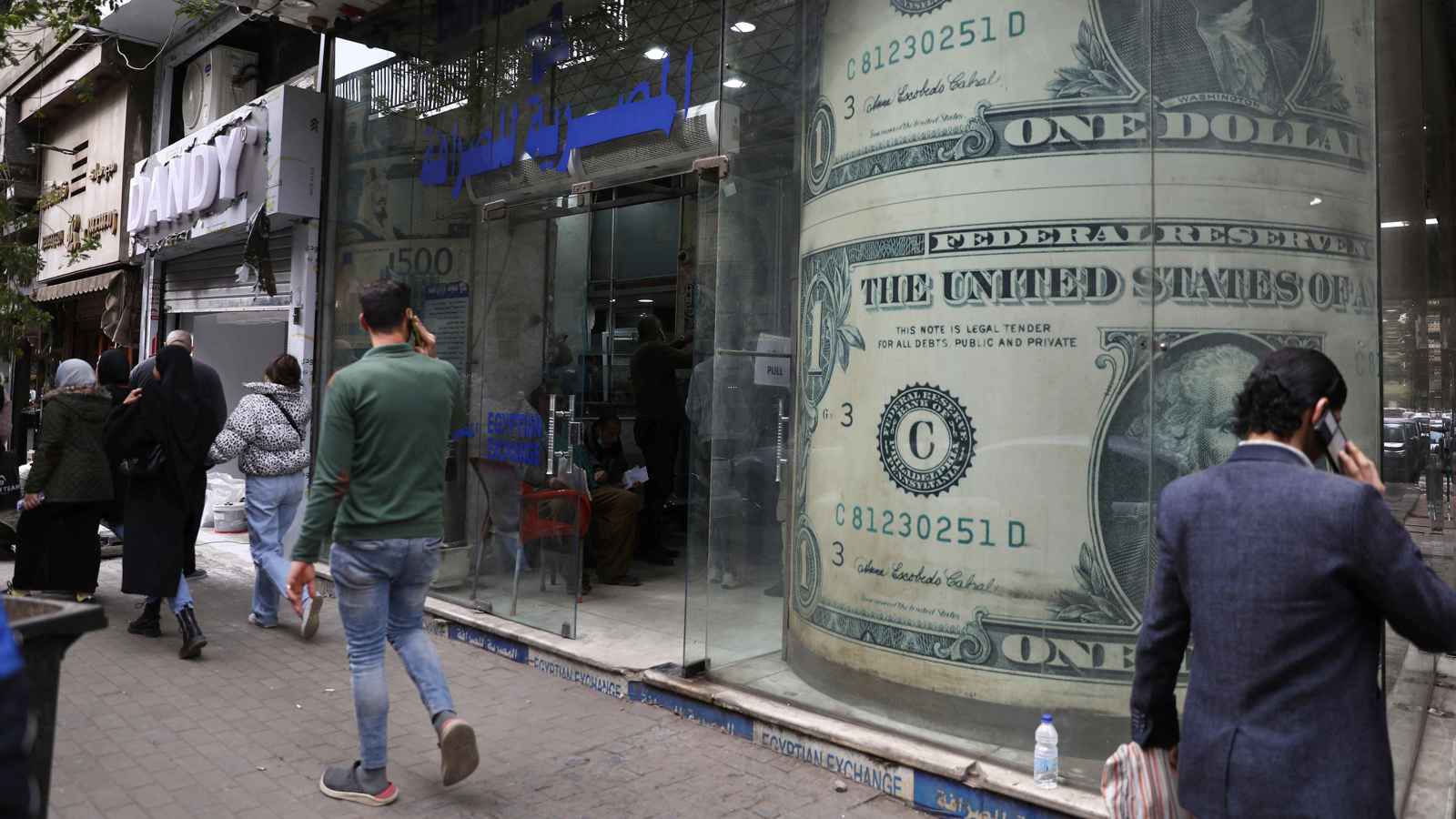 سعر الدولار أمام الجنيه المصري اليوم: هل سيستمر الانخفاض في البنوك؟