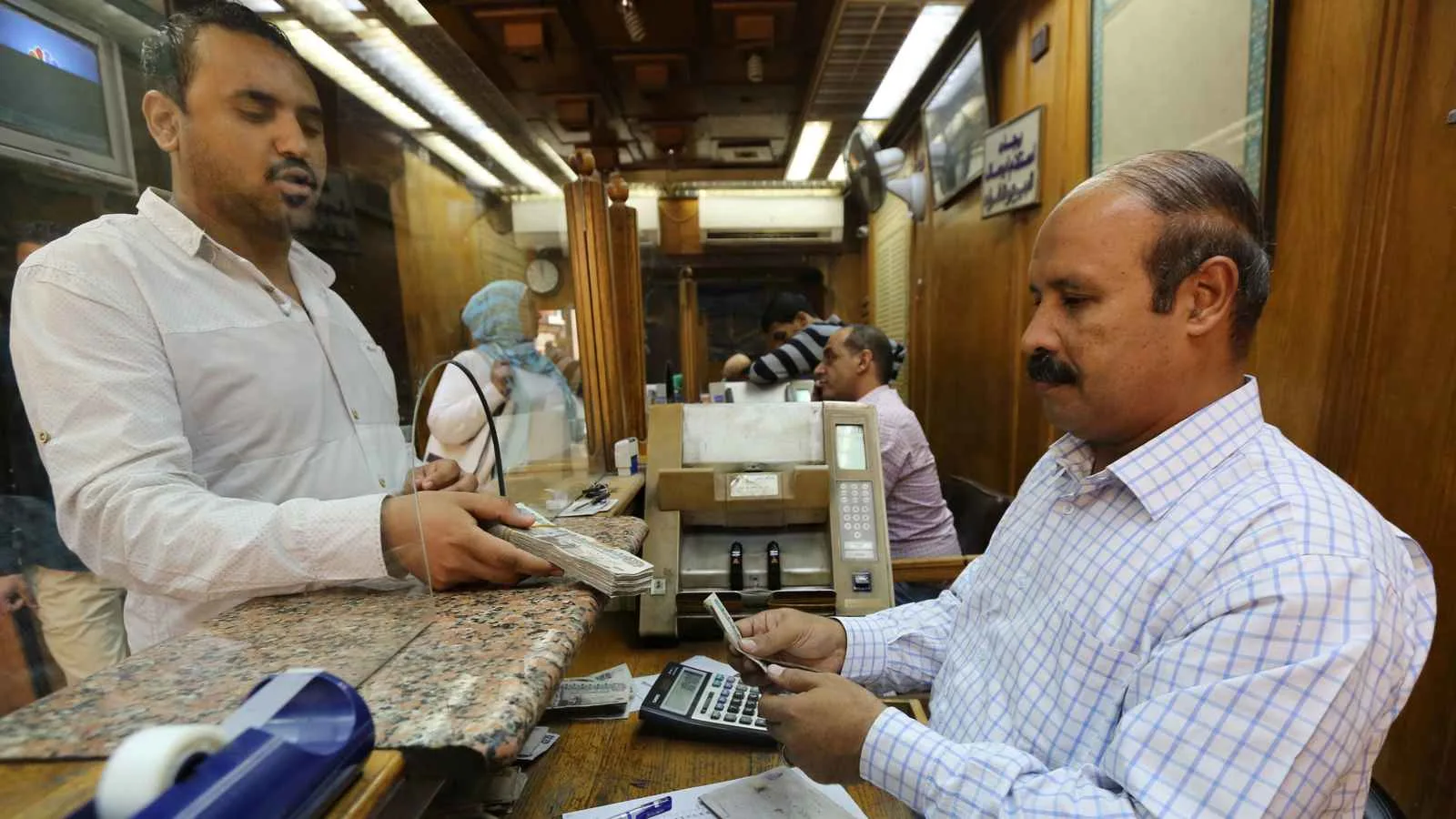 سعر الدولار مقابل الجنيه المصري في البنوك… هل سيهبط دون 49.5 جنيهاً؟