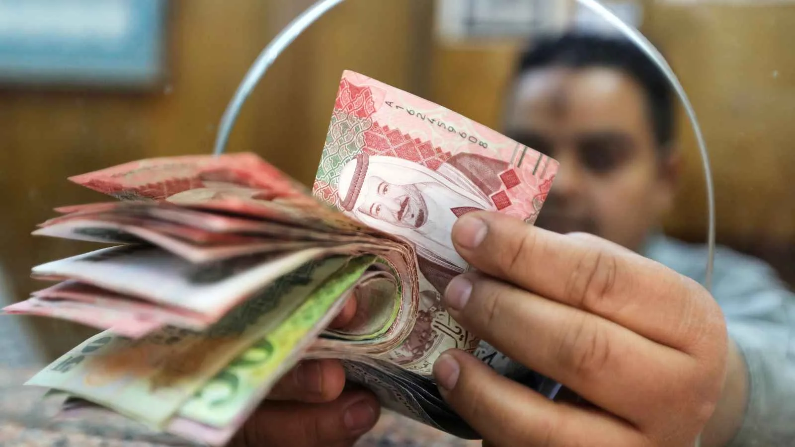 سعر الريال السعودي مقابل الجنيه المصري… هل سيتواصل انخفاضه في البنوك؟ سعر الريال السعودي مقابل الجنيه المصري… هل سيتواصل انخفاضه في البنوك؟